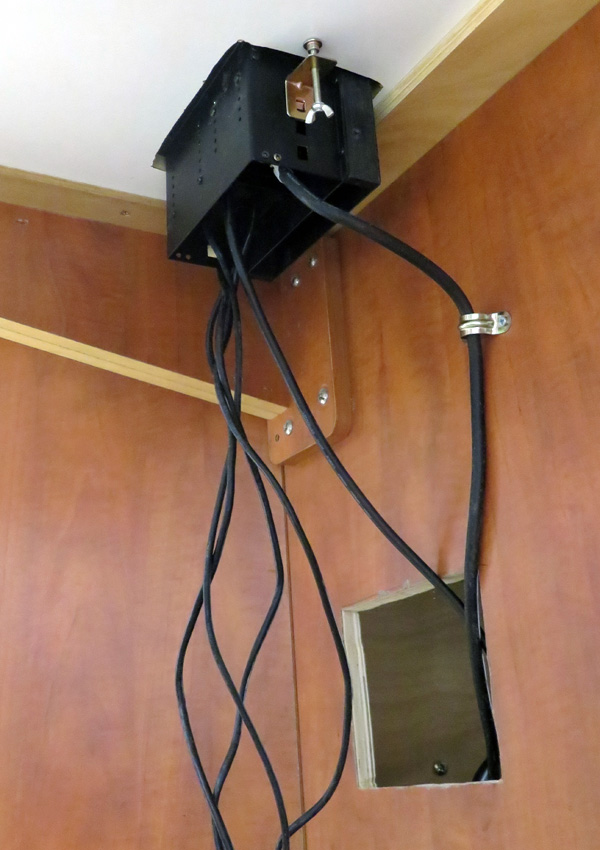 פנל פופ-אפ אוניברסלי מודולרי עם חיבורי חשמל ותקשורת - מבט מתחת לשולחן