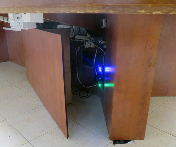 התקנת פנלים חבויים לחשמל ותקשורת בשולחן ישיבות