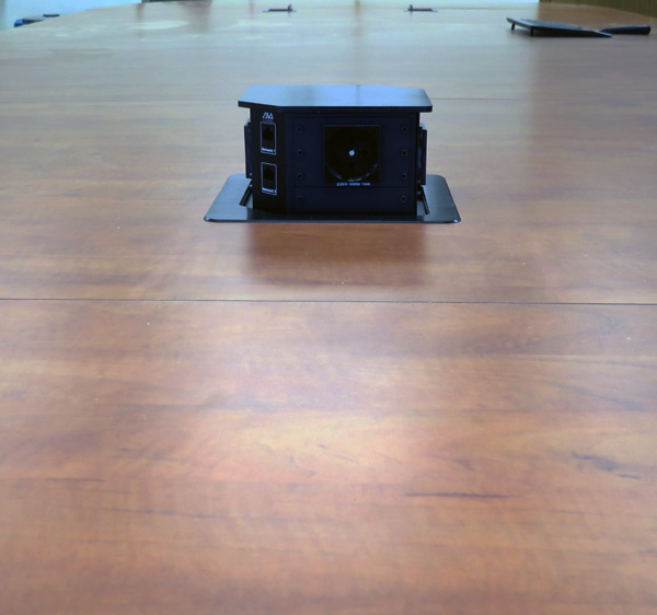התקנת קופסת חיבורי חשמל ותקשורת בשולחן חדר ישיבות