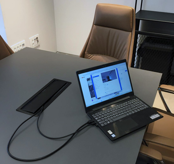 פנל פופ-אפ לחיבורי חשמל ותקשורת לשולחן ישיבות