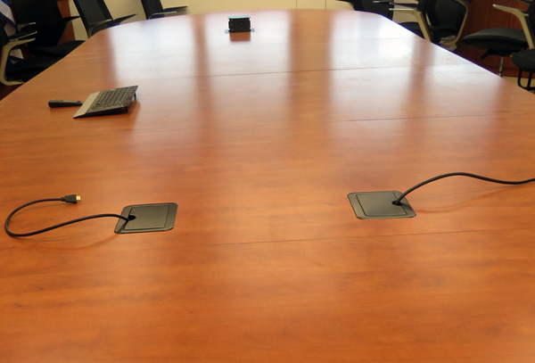 קופסת חשמל ותקשורת לשולחן חדר דיונים
