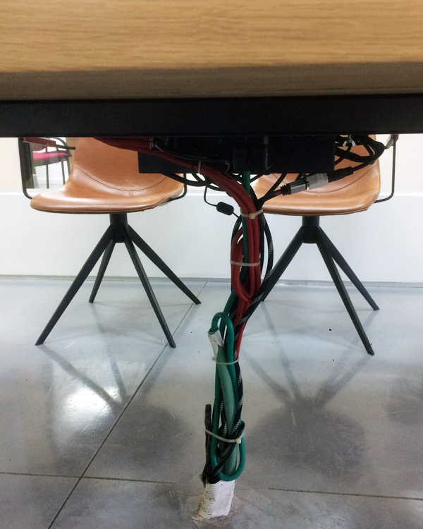 קופסת חשמל ותקשורת לשולחן חדר ישיבות