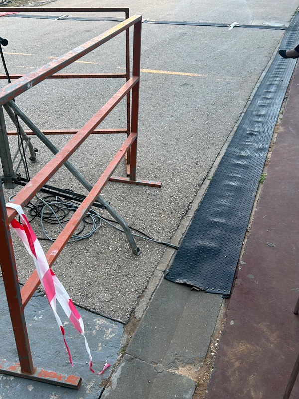 שימוש בשטיח גומי להגנת כבלים בארועים
