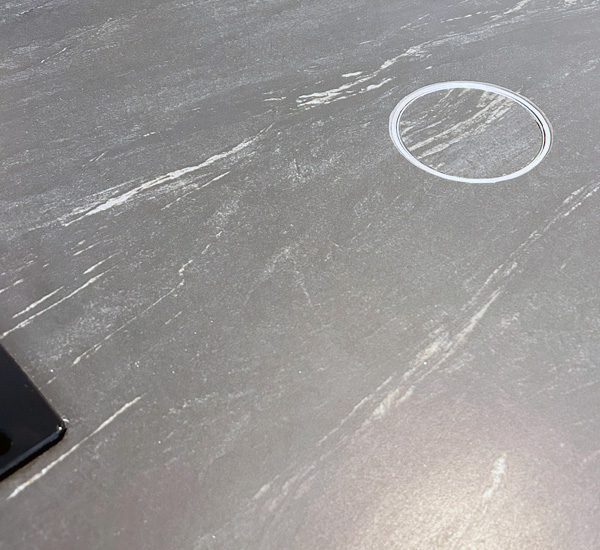 התקנת פנל פופ אפ אינטגרל Black I בשיש מטבח