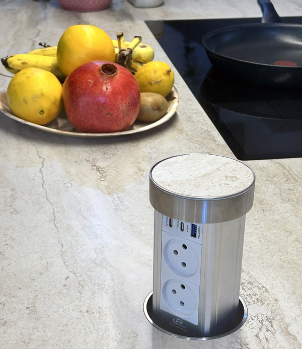 התקנת פנל שקעים חבוי/פופ-אפ אינטגרלי טבעי בשיש מטבח