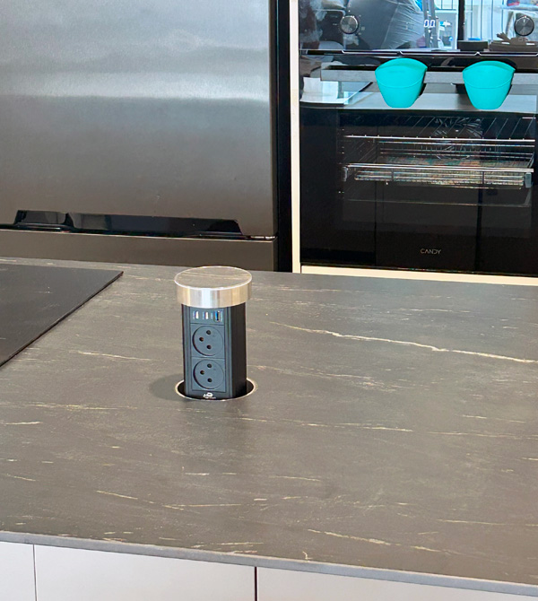 התקנת פנל שקעים חבוי אינטגרלי שחור בשיש מטבח כהה