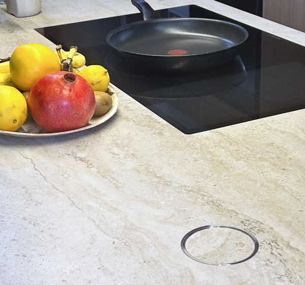 התקנת פנל שקעים נסתרים בקו אפס עם חיפוי שיש אינטגרלי במראה טבעי