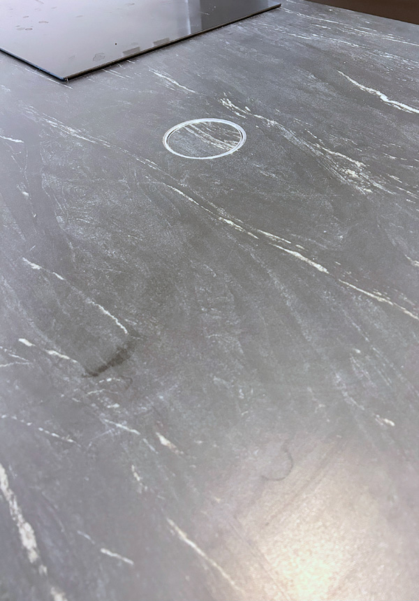 התקנת פנל שקעים נסתרים בקו אפס עם חיפוי שיש אינטגרלי