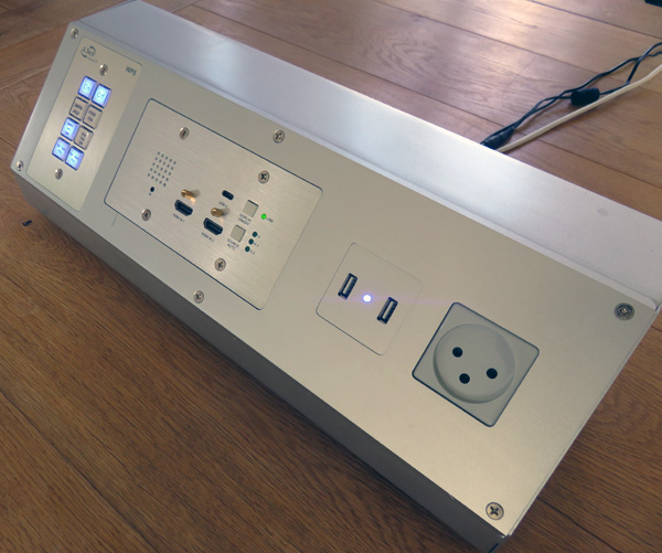מעמד שולחני מודולרי עם 2 כניסות HDMI, כניסת USB-C ועוד