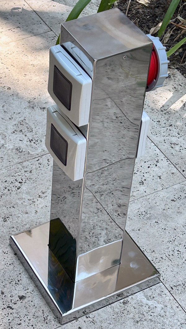 עמודון חוץ נירוסטה דו צדדי משולב תלת פאזי ושקעים ישראליים.