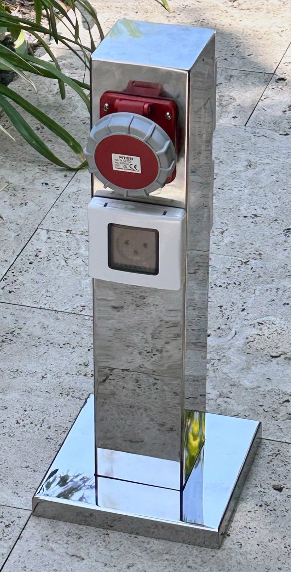 עמודון חוץ נירוסטה תלת פאזי משולב שקעים ישראליים